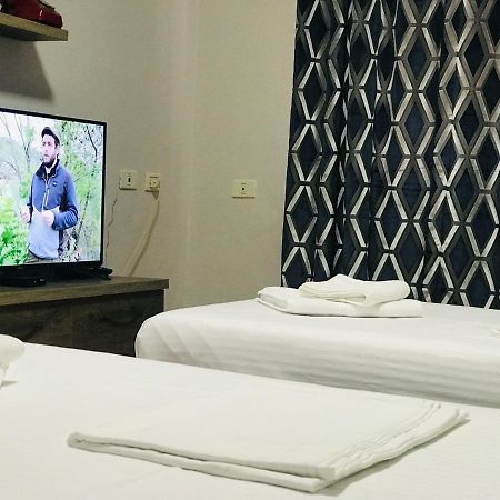 Proper House Iva Apartman Tirana Kültér fotó